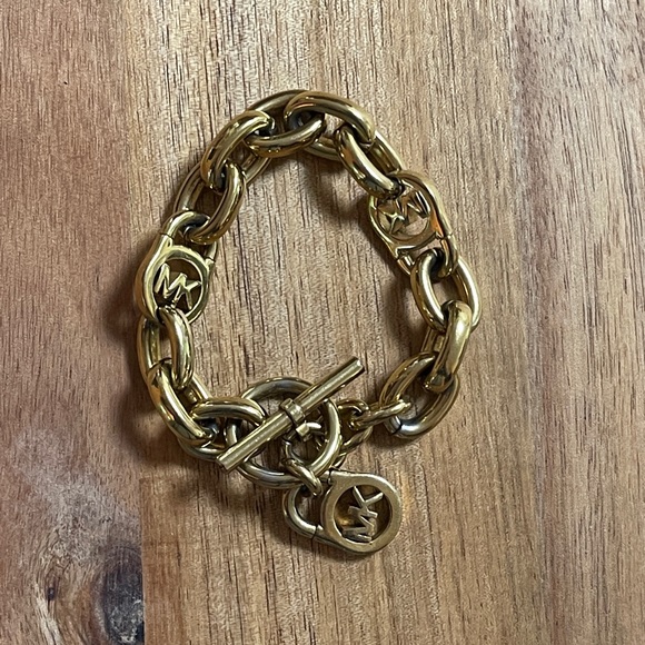 MICHAEL Michael Kors Jewelry - Michael Kors Gold Logo Chain Toggle Bracelet